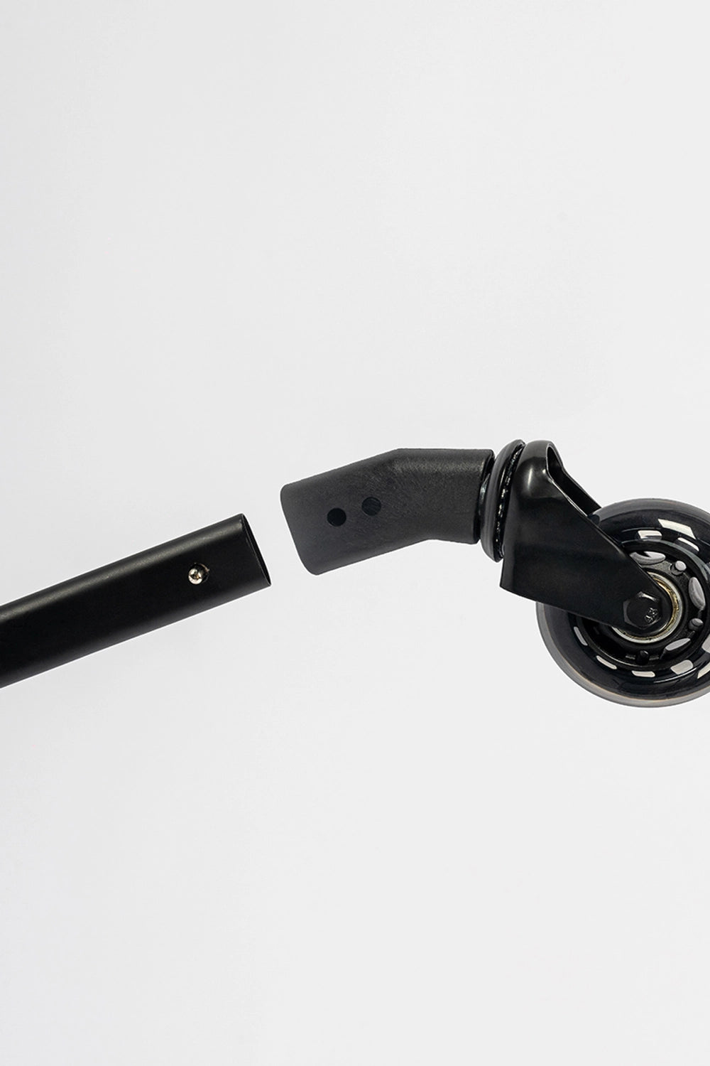 Orion TRANSFORMER caster wheel attachment – close-up of removable swivel wheel and leg for folding salon color table